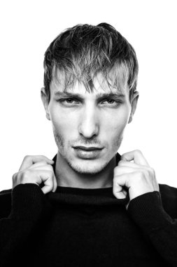 Yakışıklı genç adam.