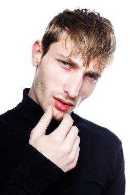 Yakışıklı genç adam.