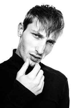 Yakışıklı genç adam.