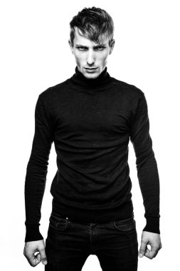 Yakışıklı genç adam.