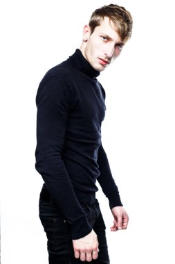 Yakışıklı genç adam.