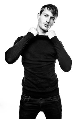 Yakışıklı genç adam.