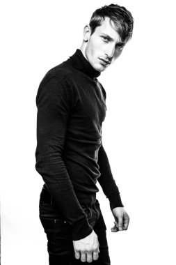 Yakışıklı genç adam.