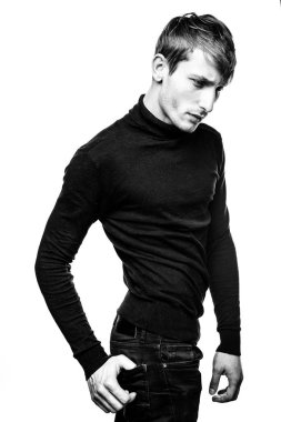 Yakışıklı genç adam.