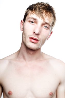 Yakışıklı genç adam.