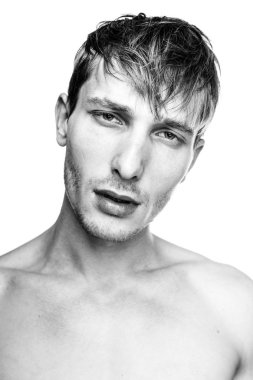 Yakışıklı genç adam.