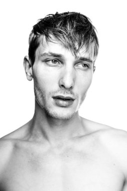 Yakışıklı genç adam.