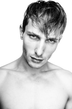 Yakışıklı genç adam.