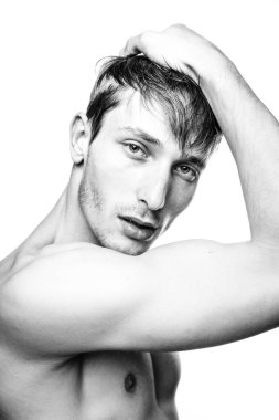 Yakışıklı genç adam.