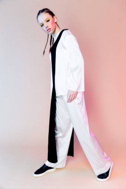 Parlak makyajlı kadın