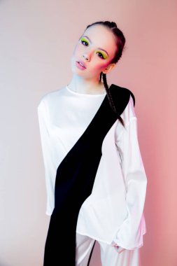 Parlak makyajlı kadın