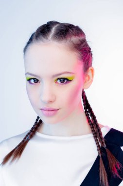 Parlak makyajlı kadın