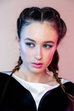 Parlak makyajlı kadın