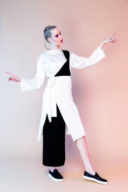 Parlak makyajlı kadın