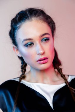 Parlak makyajlı kadın