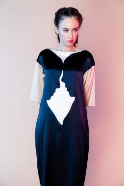 Parlak makyajlı kadın