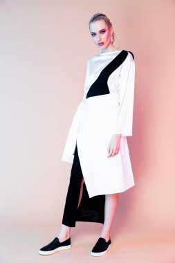 Parlak makyajlı kadın