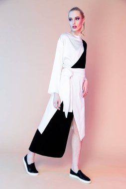 Parlak makyajlı kadın