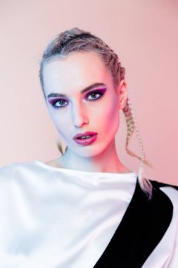 Parlak makyajlı kadın