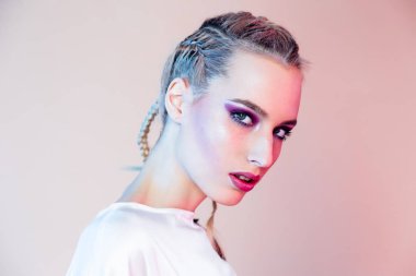 Parlak makyajlı kadın