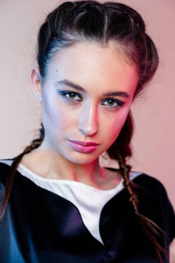 Parlak makyajlı kadın