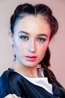 Parlak makyajlı kadın