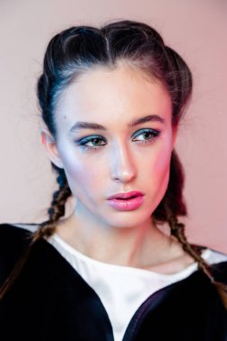 Parlak makyajlı kadın