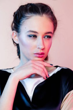 Parlak makyajlı kadın