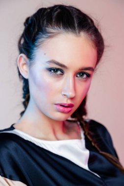 Parlak makyajlı kadın