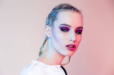 Parlak makyajlı kadın