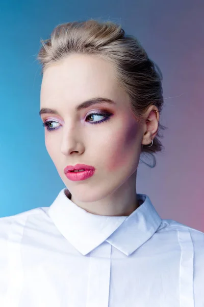 Kvinna med ljus makeup — Stockfoto