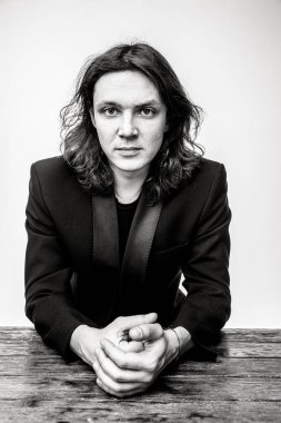 Yakışıklı genç adam.