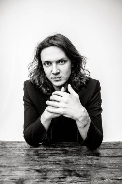 Yakışıklı genç adam.