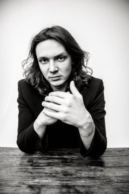 Yakışıklı genç adam.