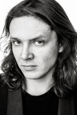 Yakışıklı genç adam.