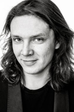 Yakışıklı genç adam.