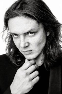 Yakışıklı genç adam.