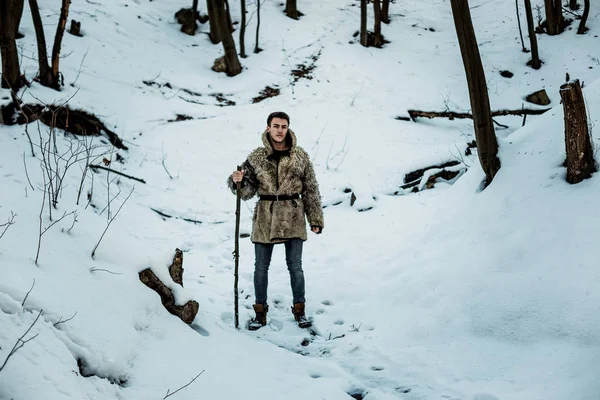 Man in bontjas — Stockfoto