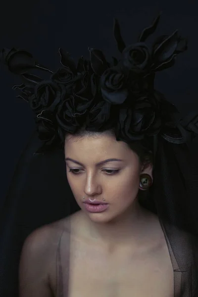 Женщина с черными цветами и вуалью — стоковое фото