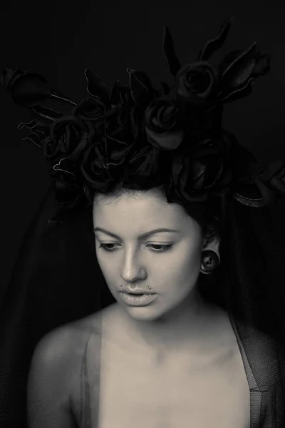 Vrouw met zwarte bloemen en sluier — Stockfoto