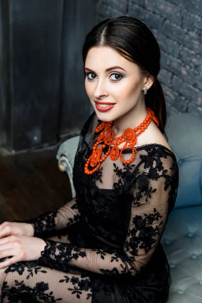 Vrouw in jurk lace — Stockfoto