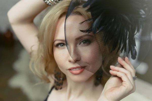 Blonde Frau mit schwarzem Hut — Stockfoto