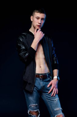 Yakışıklı genç adam.