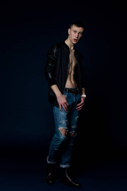 Yakışıklı genç adam.