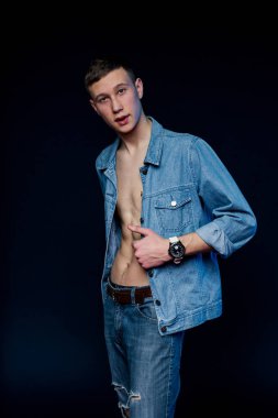 Yakışıklı genç adam.