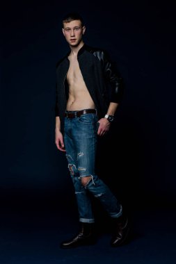 Yakışıklı genç adam.