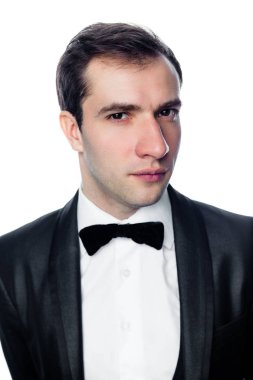 yakışıklı erkek smokin