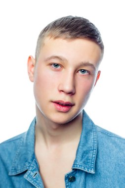 Yakışıklı genç adam.