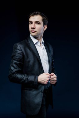 Takım Elbiseli Yakışıklı Adam