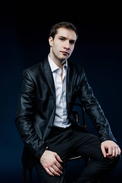 Handsome man in suit — Stock Photo, Image